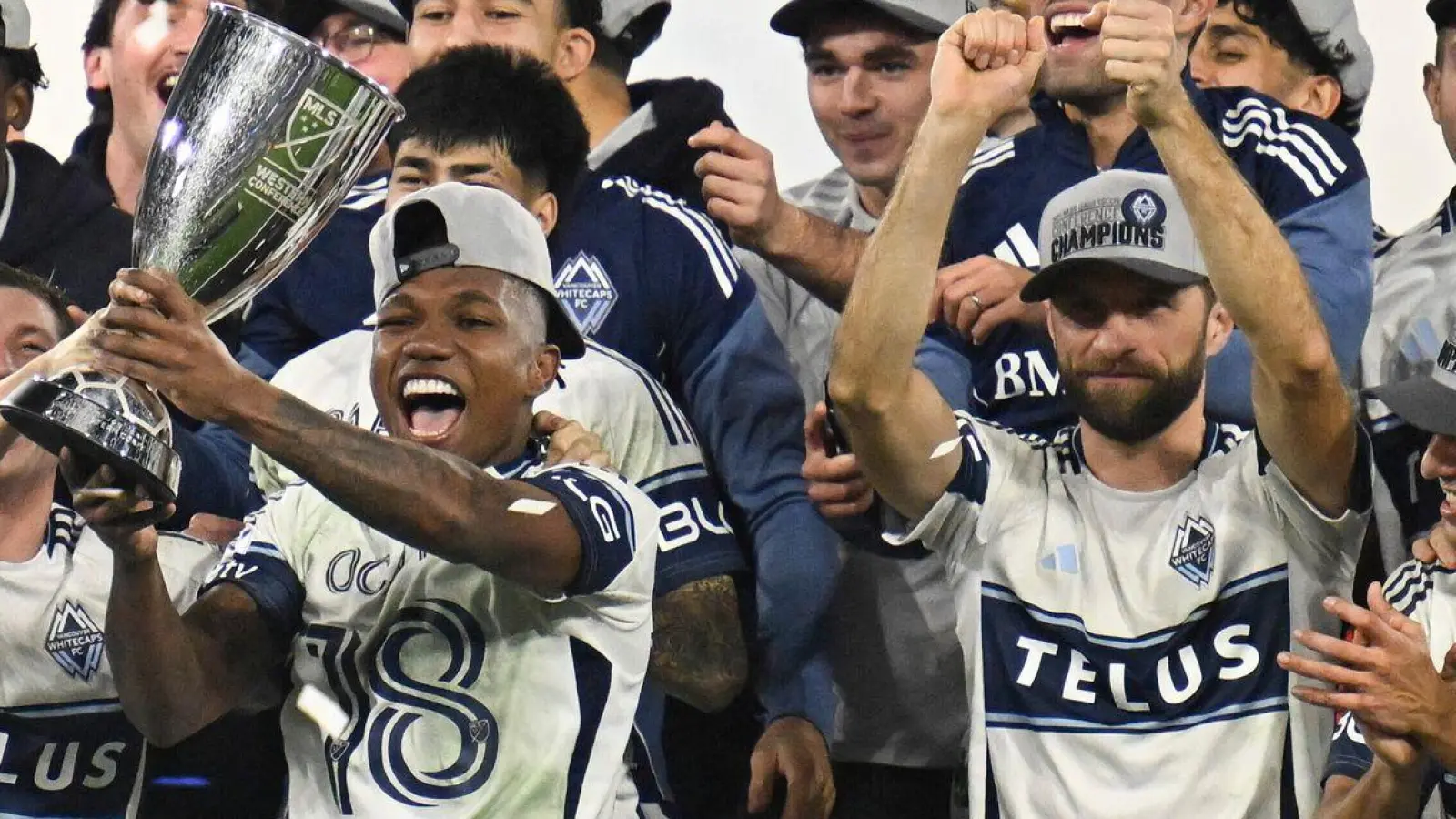 Die Siegerehrung für die Western Conference hakte Thomas Müller (r) schnell ab. (Archivbild) (Foto: Denis Poroy/AP/dpa)