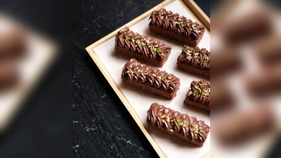 Der Schokokuchen mit der versteckten Rote Bete wird nach dem Auskühlen in Rechtecke geschnitten, verziert - und fertig sind die saftigen Brownies.  (Foto: Milly Kenny-Ryder/Almanac Palais Vienna/dpa-tmn)