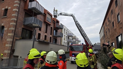 Anwohner stellte auf einem Balkon im dritten Obergeschoss im Brauhausareal eine brennende Palette fest. (Foto: Rainer Weiskirchen)