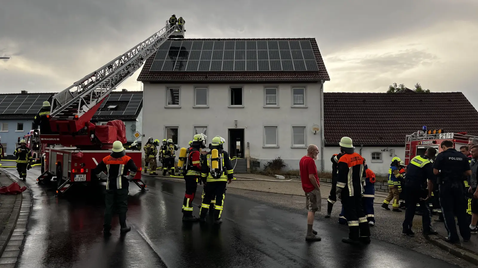 In Burk wurde die Feuerwehr zu einem brennenden Dachstuhl gerufen. (Foto: Johannes Flierl)