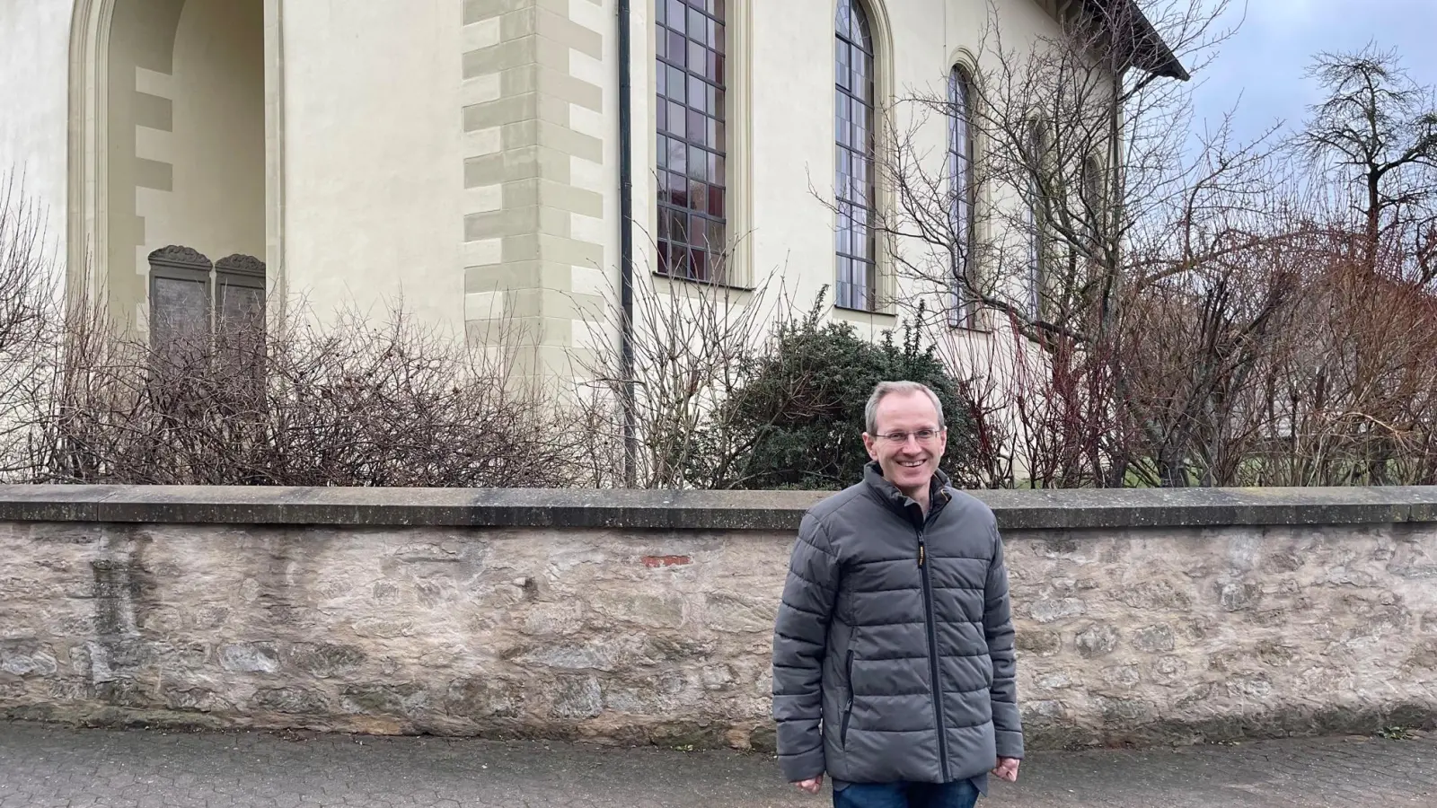 Bürgermeister Martin Assum auf dem Kirchplatz, der in den nächsten Jahren zum begrünten Dorfplatz werden soll. (Foto: Lara Hausleitner)