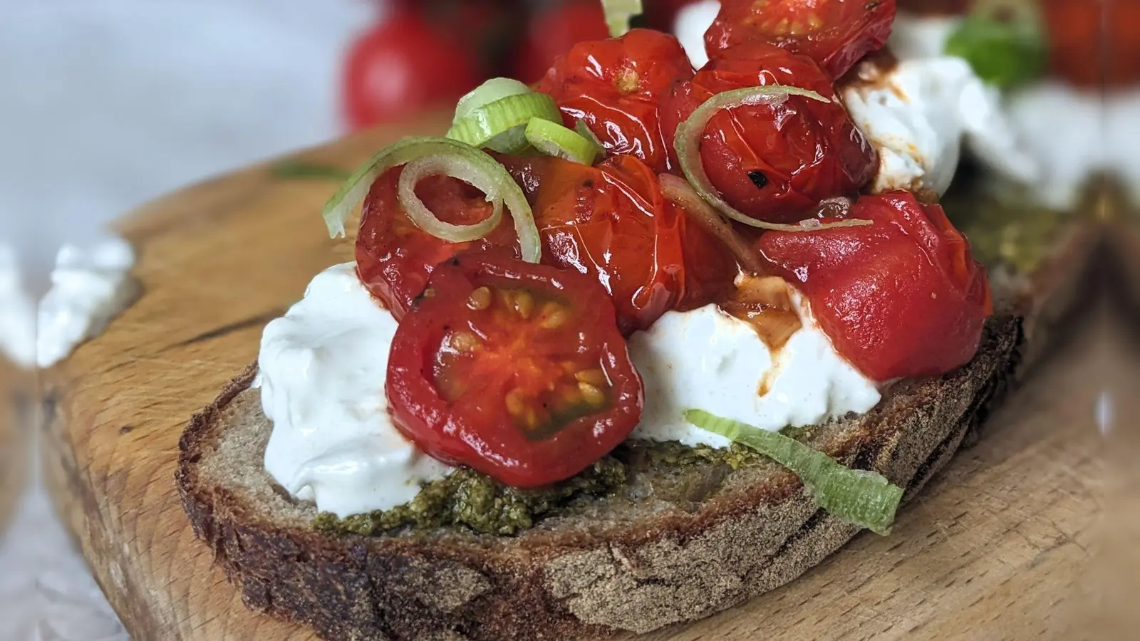 Buongiorno! Dieses Brot mit Burrata, Tomaten und Pesto verleiht nicht nur dem Frühstück einen Hauch von Italien.  (Foto: Doreen Hassek/hauptstadtkueche.blogspot.com/dpa-tmn)