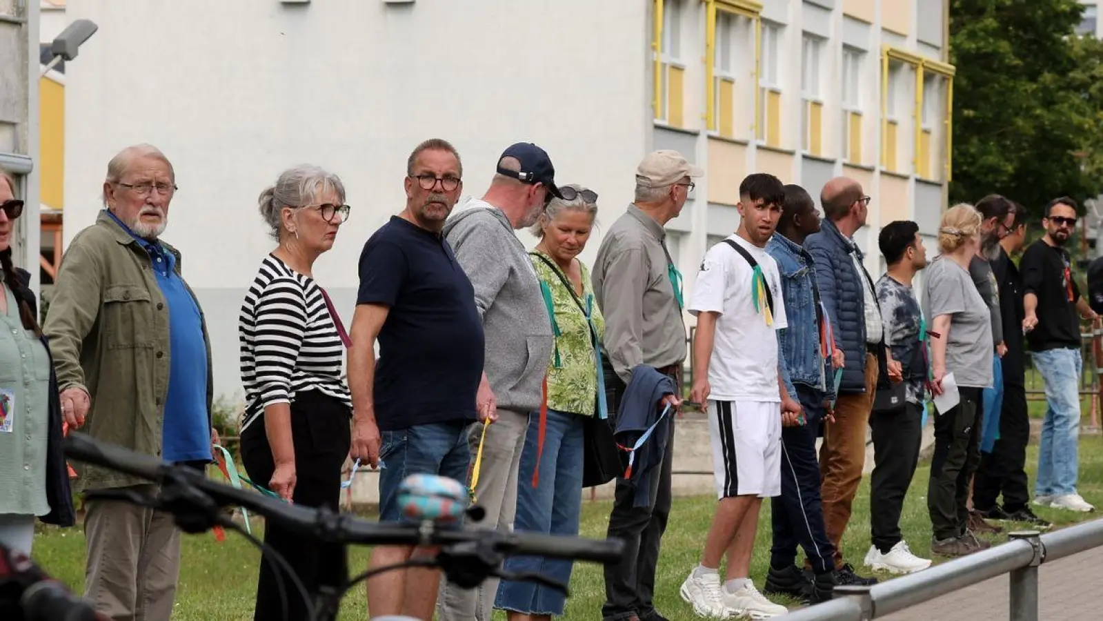 Die Veranstalter sprachen von rund 500 Teilnehmern, die sich mit bunten Bändern zu einer Kette verbunden hatten. (Foto: Bernd Wüstneck/dpa)