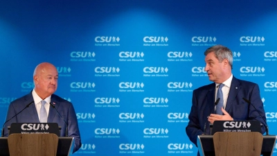 Markus Söder (rechts) und der österreichische Kanzler wollen AfD und FPÖ klein halten. (Foto: Sven Hoppe/dpa)