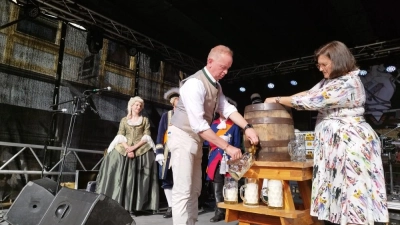 Mit drei Schlägen hat Oberbürgermeister Thomas Deffner - assistiert von Elisabeth Kitzmann von der Brauerei Tucher - das offizielle Bierfass angestochen. Im Hintergrund wurde schon Werbung für das nächste Ereignis in Ansbach, das Rokoko Festival ab 28. Juni, gemacht. (Foto: Robert Maurer)