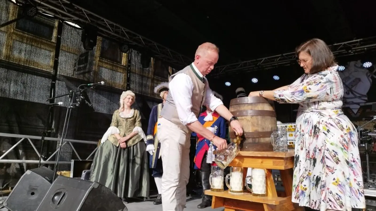 Mit drei Schlägen hat Oberbürgermeister Thomas Deffner - assistiert von Elisabeth Kitzmann von der Brauerei Tucher - das offizielle Bierfass angestochen. Im Hintergrund wurde schon Werbung für das nächste Ereignis in Ansbach, das Rokoko Festival ab 28. Juni, gemacht. (Foto: Robert Maurer)