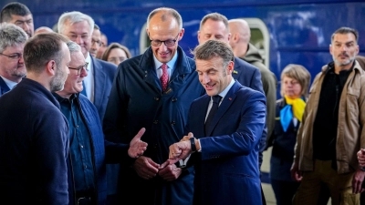 Merz, Macron, Starmer und Tusk in Kiew: Bundeskanzler Friedrich Merz (M, CDU), Frankreichs Präsident Emmanuel Macron (r), und Keir Starmer, Premierminister von Großbritannien, kommen mit einem Sonderzug auf dem Hauptbahnhof in Kiew an.  (Foto: Kay Nietfeld/dpa)