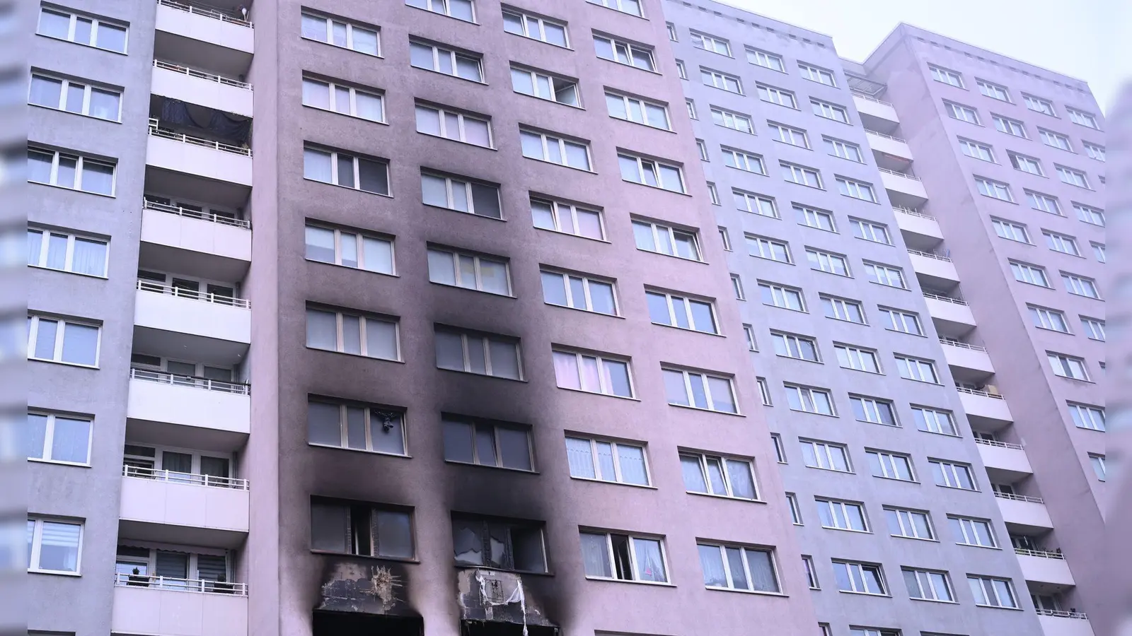 Am Tag danach ist die verrußte Fassade zu sehen. (Foto: Markus Lenhardt/dpa)