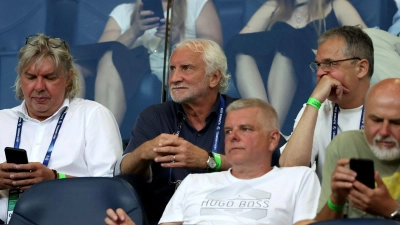 Rudi Völler (M) tippt auf einen Sieg gegen England. (Foto: Branislav Racko/dpa)