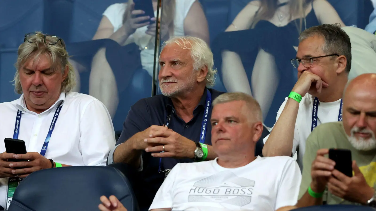Rudi Völler (M) tippt auf einen Sieg gegen England. (Foto: Branislav Racko/dpa)