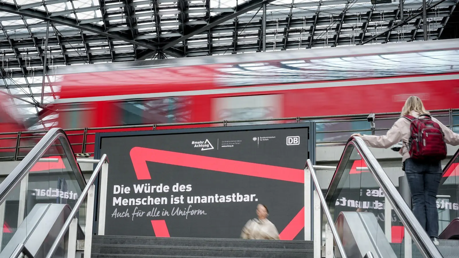Die Zahl der Angriffe auf Bahnbeschäftigte ist innerhalb eines Jahres gestiegen. Jetzt gibt es eine Respekt-Kampagne. (Archivbild)  (Foto: Kay Nietfeld/dpa)