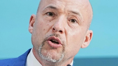 Hoffmann sieht in der Eingliederung von Politikern in die gesetzliche Rente nicht die Lösung. (Archivbild) (Foto: Michael Kappeler/dpa)