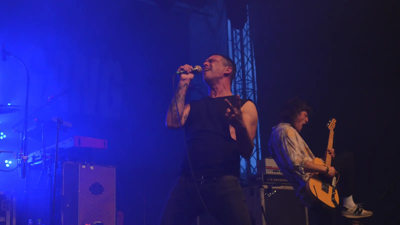 Wie ein Flummi springt Frontmann Sascha Hörold der Band Alex Mofa Gang über die Bühne. (Foto: Yvonne Neckermann)
