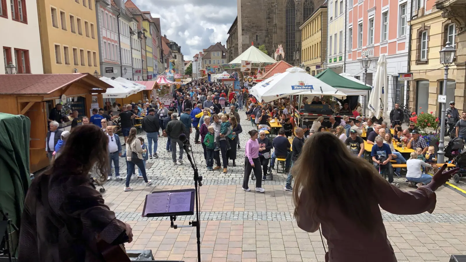 Heimspiel für „The Leftovers“: Die fünfköpfige Ansbacher Band weiß am Martin-Luther-Platz zu überzeugen. (Foto: Florian Pöhlmann)