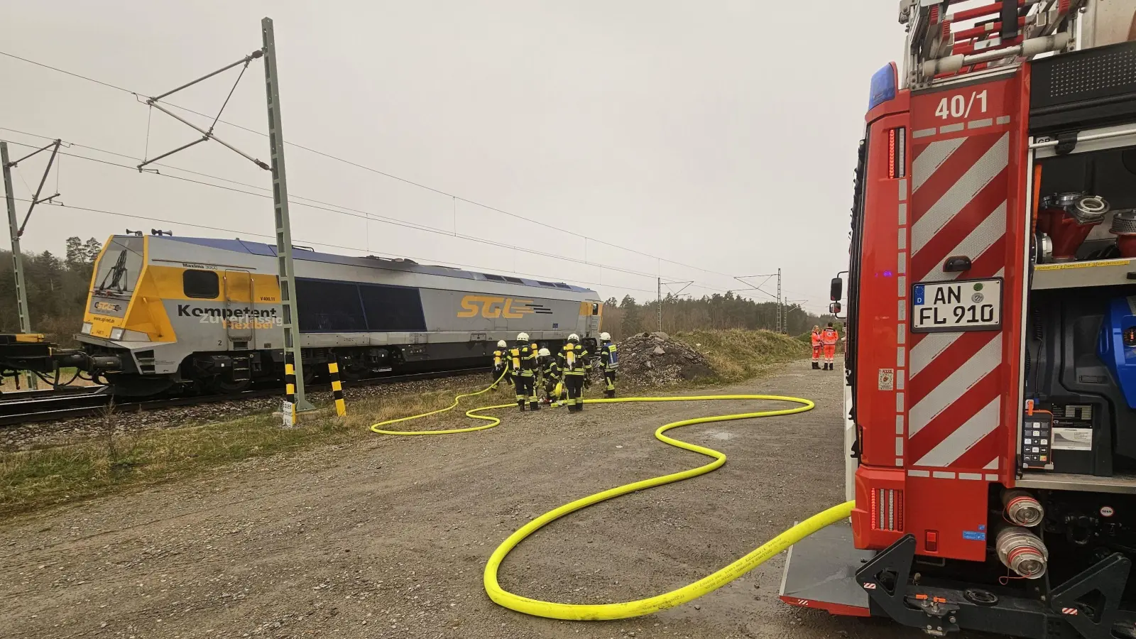 Weil dichter Rauch aus dem Motorraum einer Instandsetzungslok kam, rückte die Feuerwehr mit einem Großaufgebot an. Ein offenes Feuer fand sie allerdings nicht. (Foto: NEWS5 / Haag)