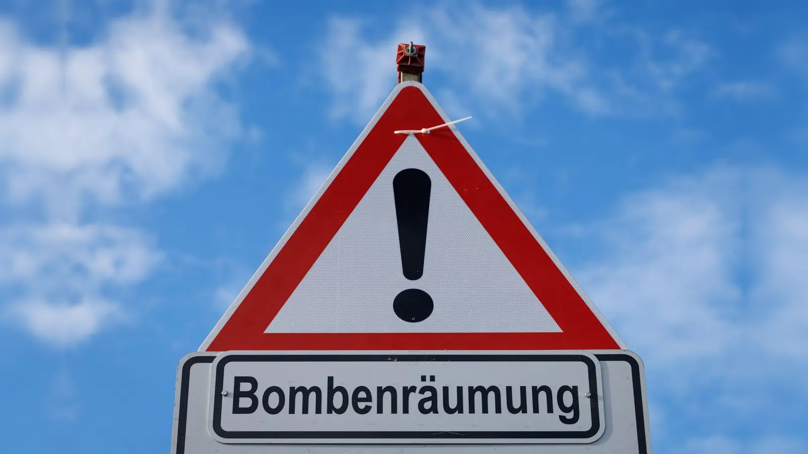 Eine Splitterbombe aus dem Zweiten Weltkrieg soll entschärft werden. (Symbolbild) (Foto: Friso Gentsch/dpa)