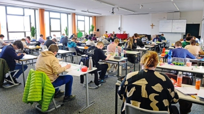 Mit der Wiedereinführung des G9 können Schüler mit zusätzlichen Kursen und pädagogischer Begleitung die 11. Klasse auslassen und so das Abitur bereits nach acht Jahren ablegen. Das Bild entstand bei der Abi-Prüfung im vergangenen Jahr am Platen-Gymnasium Ansbach. (Archivfoto: Jim Albright)