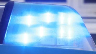 Beim Zusammenstoß mit einem Lastwagen ist ein Teil des Zuges aus den Schienen gesprungen (Symbolbild). (Foto: Bodo Schackow/dpa)