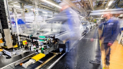 Bei unentschuldigtem Fehlen droht auch bei VW die Kündigung. (Archivbild) (Foto: Julian Stratenschulte/dpa)