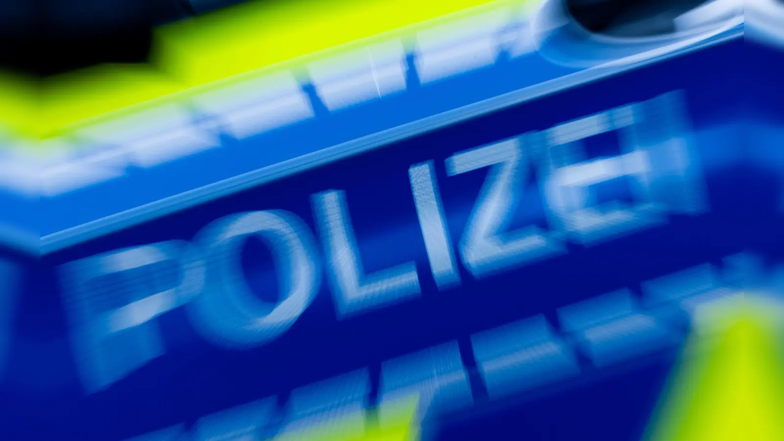 Polizeieinsatz nach einem Überfall auf ein Juweliergeschäft in Herzogenaurach: Ein Tatverdächtiger wurde festgenommen, nach einem zweiten wird gefahndet. (Symbolbild) (Foto: Rolf Vennenbernd/dpa)