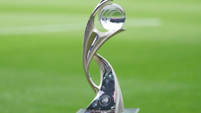 Die Trophäe für die Fußball-EM der Frauen. (Foto: Martin Meissner/AP/dpa)