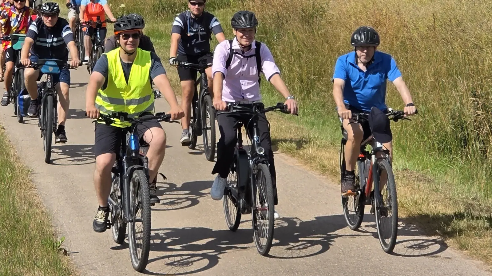 Führten den Radlertross durch den Aischgrund (vorne, von links): Sebastian Haser, Dr. Christian von Dobschütz und Hans Herold. (Foto: Rainer Weiskirchen)