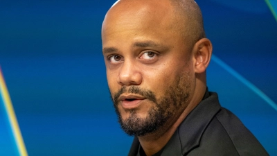 Vincent Kompany bei der Pressekonferenz in Zypern. (Foto: Peter Kneffel/dpa)