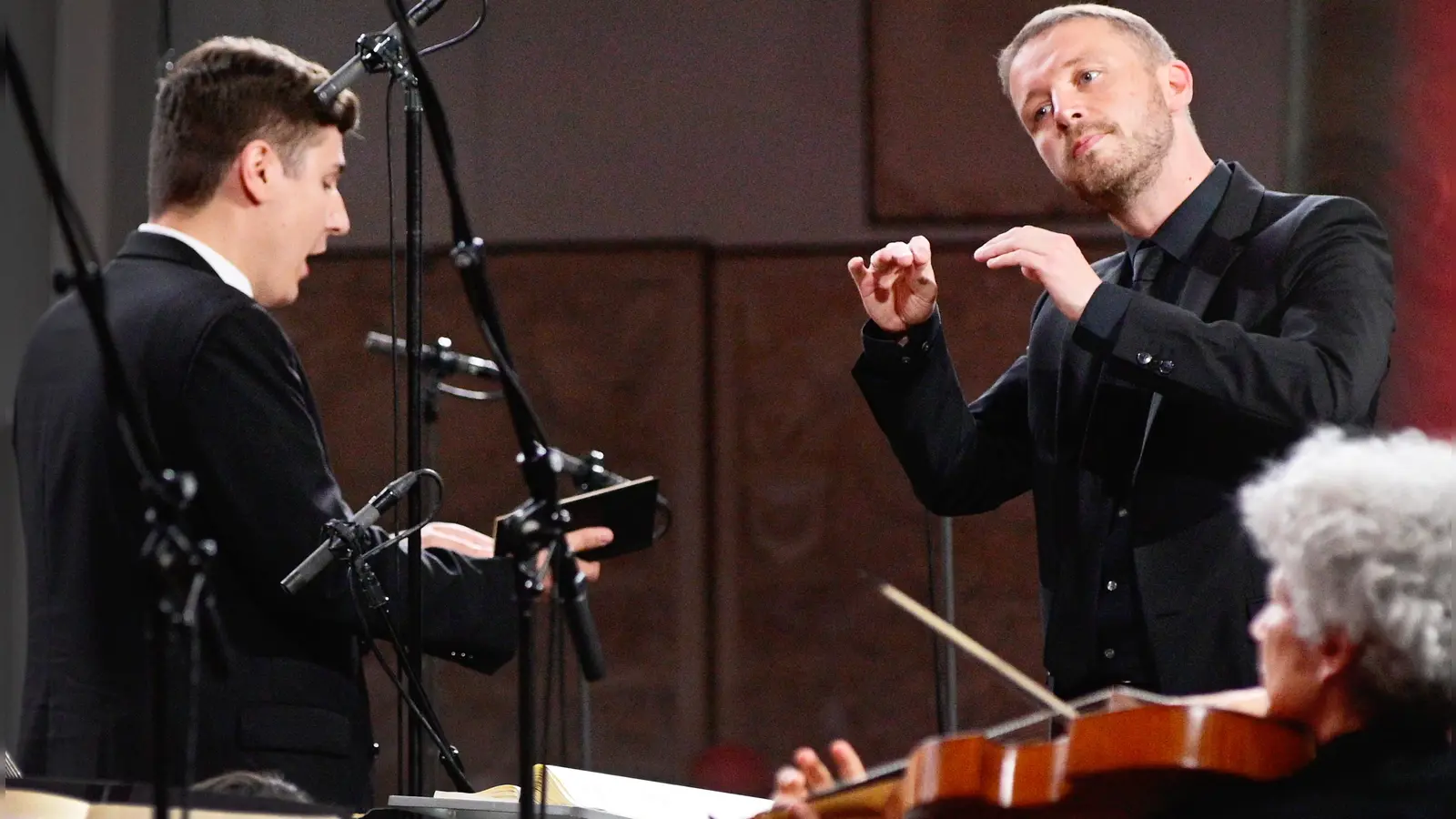 Der Tenor Patrick Grahl und Ludwig Böhme, der Leiter des Windsbacher Knabenchores, während der Johannes-Passion. (Foto: Jim Albright)