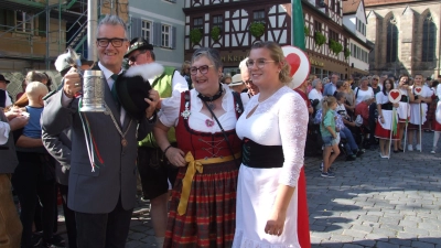 Bürgermeister Patrick Ruh hebt den Krug, den ihm Oberschützenliesel Ronja Hirsch – hier mit Liesel-Betreuerin Waltraud Wurm – zuvor gereicht hatte. (Foto: Jasmin Kiendl)