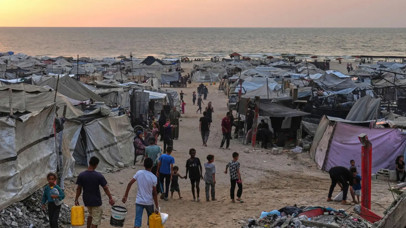 Es wird befürchtet, dass die geplante Offensive die ohnehin katastrophale Lage der Zivilbevölkerung noch verschlimmern wird. (Archivbild)  (Foto: Jehad Alshrafi/AP/dpa)