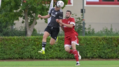 Adam Roth (in Rot) und der TSC Neuendettelsau hatten gegen die U19 der SpVgg Ansbach (in Schwarz Marc Pfahler) klar mit 0:4 das Nachsehen. (Foto: Martin Rügner)