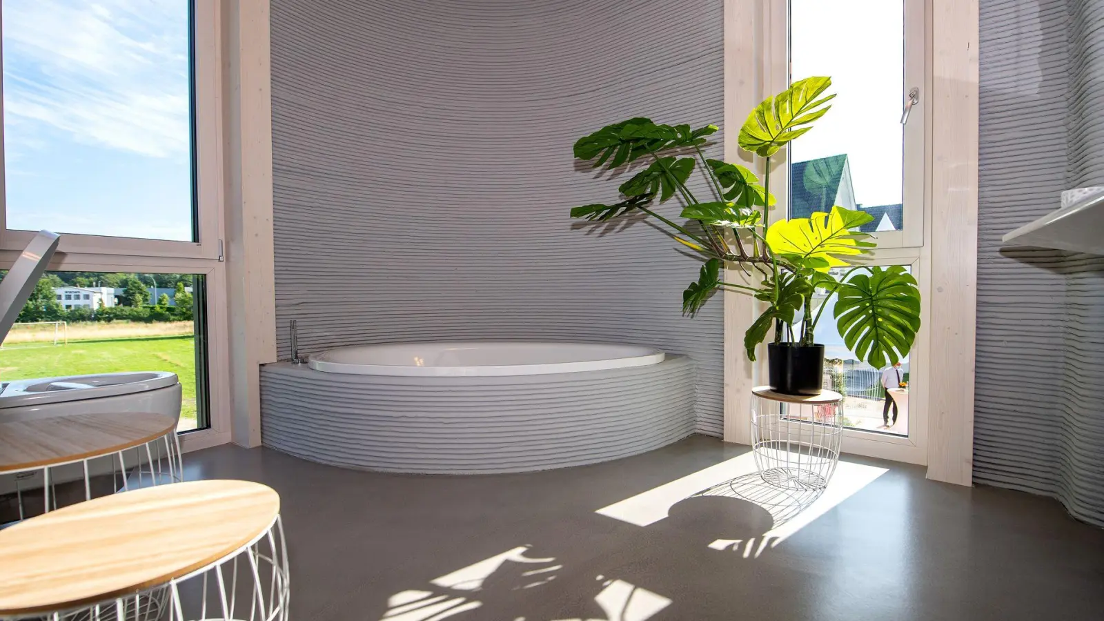 Weniger ist mehr: Durch hohe Luftfeuchtigkeit benötigen Badezimmerpflanzen meist weniger Wasser. (Foto: Guido Kirchner/dpa/dpa-tmn)