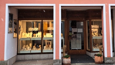 Ein Juweliergeschäft ist in Feuchtwangen überfallen worden. Derzeit ist der Laden geschlossen. (Foto: Sabine Rohn)