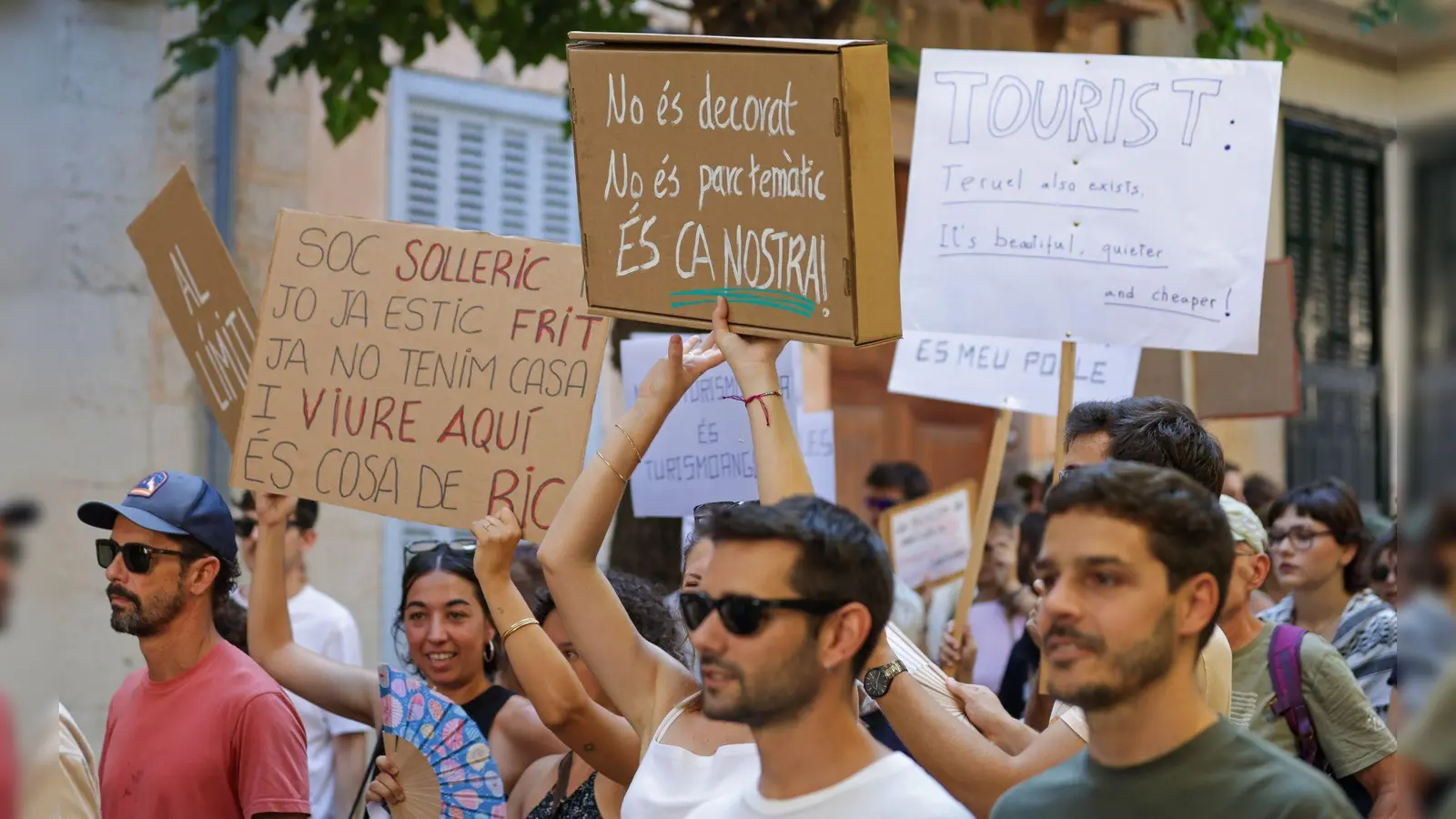 Immer wieder demonstrieren Einheimische auf der Urlauberinsel Mallorca gegen den Massentourismus. (Foto: Tomàs Moyà/EUROPA PRESS/dpa)