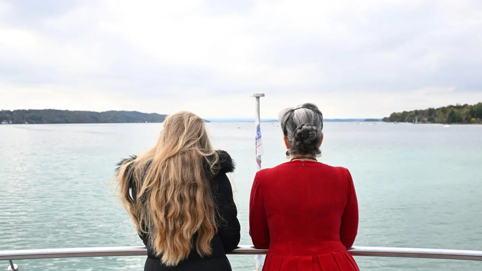 Zu den wenigen Ausflugs-Gästen zählten die Schauspielerin Irina Wanke und ihre Tochter, die Tänzerin und Choreographin Rosalie Wanka. (Foto: Felix Hörhager/dpa)
