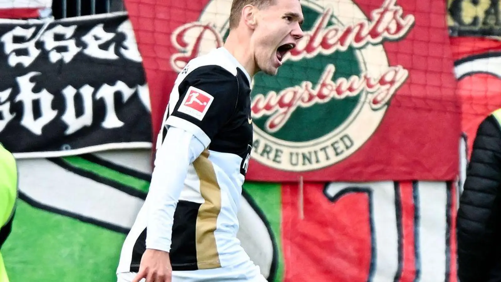 Torschütze Lasse Günther jubelt nach dem 2:0. (Foto: Uwe Anspach/dpa)