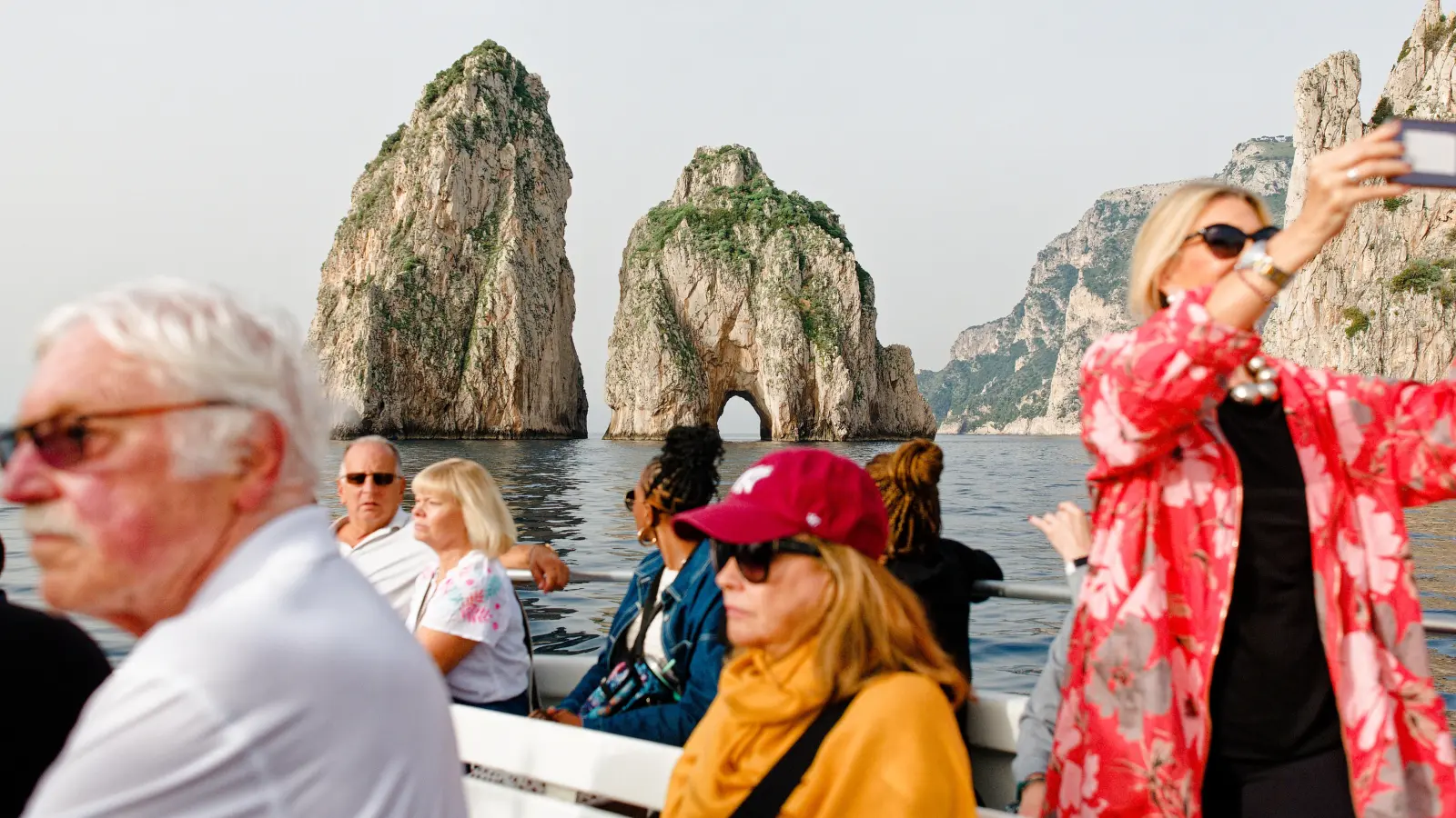 Ein echtes Highlight der Bootstour um die Insel Capri: Das kleine Nadelöhr der Faraglioni-Felsen. (Foto: Tizian Gerbing)