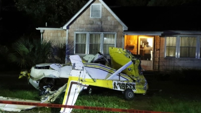 Die Cessna stürzte in den Vorgarten (Foto: Richard Burkhart/Savannah Morning News/AP)