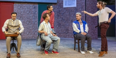 Wollen sich mit einer Stripshow aus ihrer Misere retten. Aber erst einmal muss geprobt werden (von links): die fünf Männer in „Ladies Night“, gespielt von Jan Fritz Meier, Marcel Kaiser, Andreas Peteratzinger, Yannik Dirksen und Mario Brutschin. (Foto: Landestheater/Hans von Draminski)