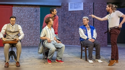 Wollen sich mit einer Stripshow aus ihrer Misere retten. Aber erst einmal muss geprobt werden (von links): die fünf Männer in „Ladies Night“, gespielt von Jan Fritz Meier, Marcel Kaiser, Andreas Peteratzinger, Yannik Dirksen und Mario Brutschin. (Foto: Landestheater/Hans von Draminski)