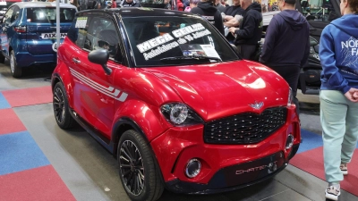 Micro-Cars dürfen schon 15-Jährige mit Mopedführerschein fahren. (Foto: Bodo Schackow/dpa/dpa-tmn)