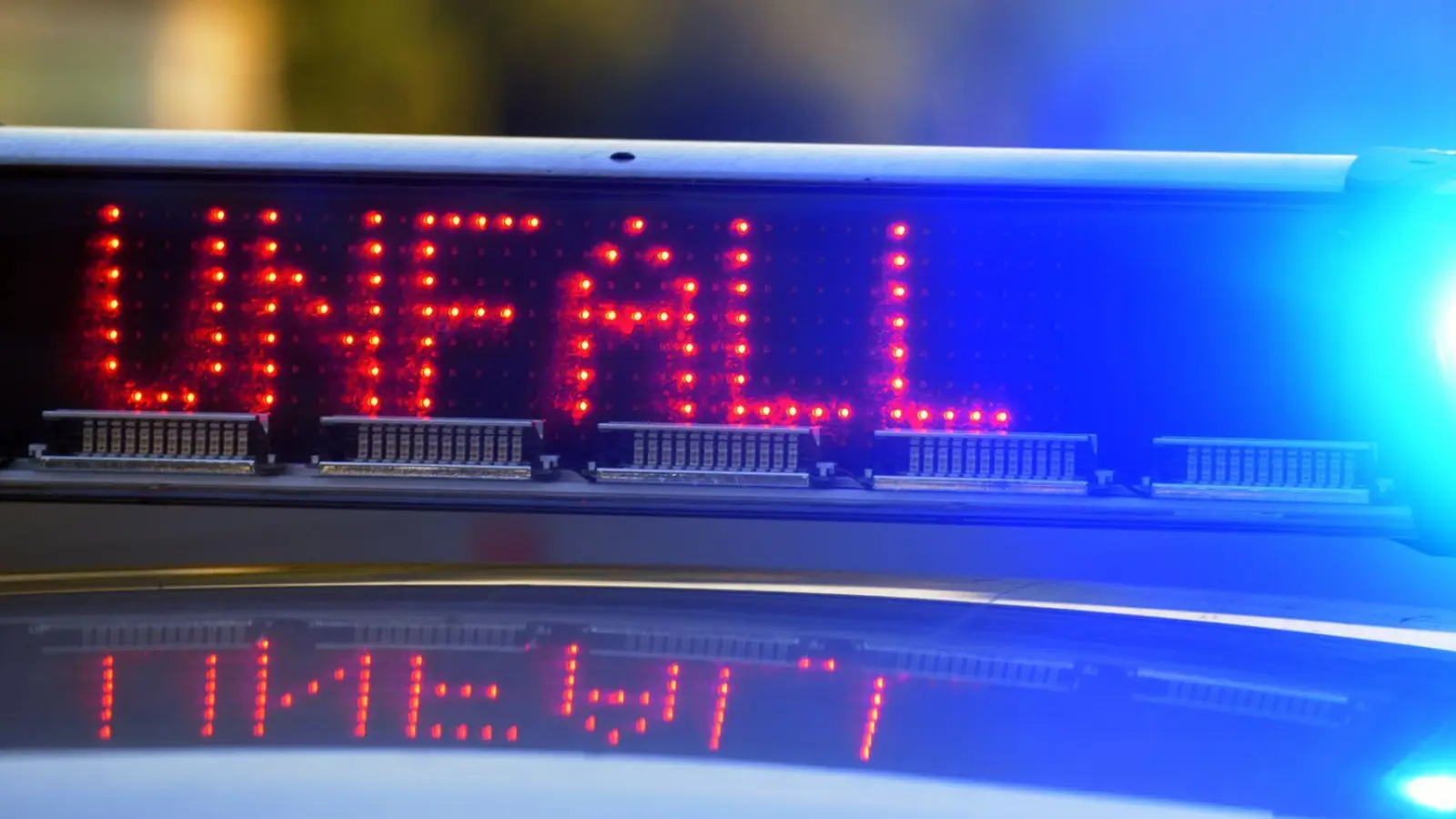 Ein auf der Straße verrutschtes Auto hat in Oberfranken einen Zug gestreift. (Symbolbild) (Foto: Stefan Puchner/dpa)