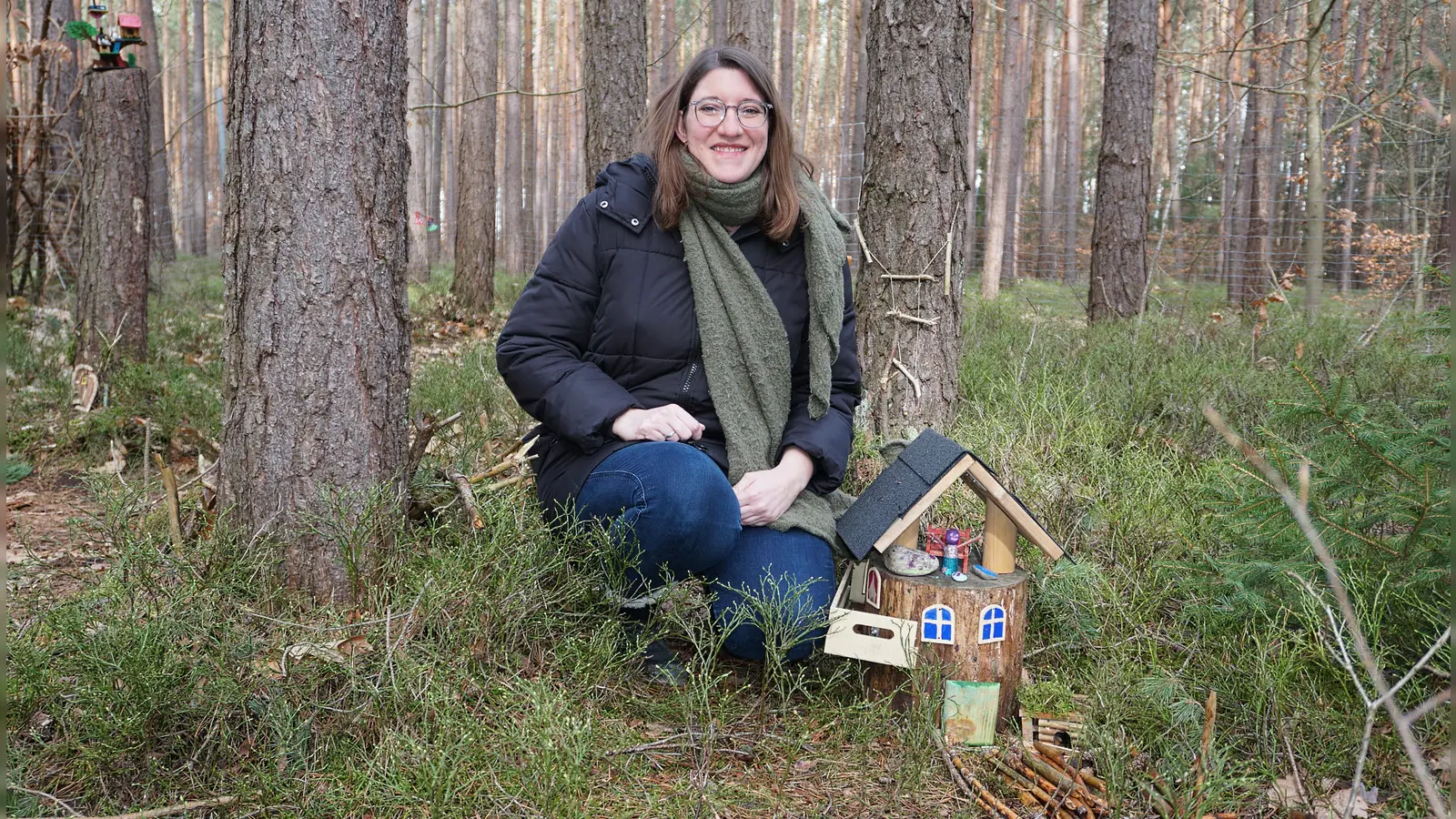 Der Kinderwald ist für Rebecca Bellmann ein Herzensprojekt. Bei ihrer Stippvisite hat sie ein hübsches neues Elfenhaus entdeckt, das sie noch gar nicht kannte. (Foto: Andrea Walke)