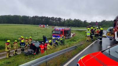 Die Feuerwehren aus Diespeck und Neustadt befreiten einen Mann aus seinem Auto. (Foto: Rainer Weiskirchen/Kreisfeuerwehr Neustadt/Aisch-Bad Windsheim)
