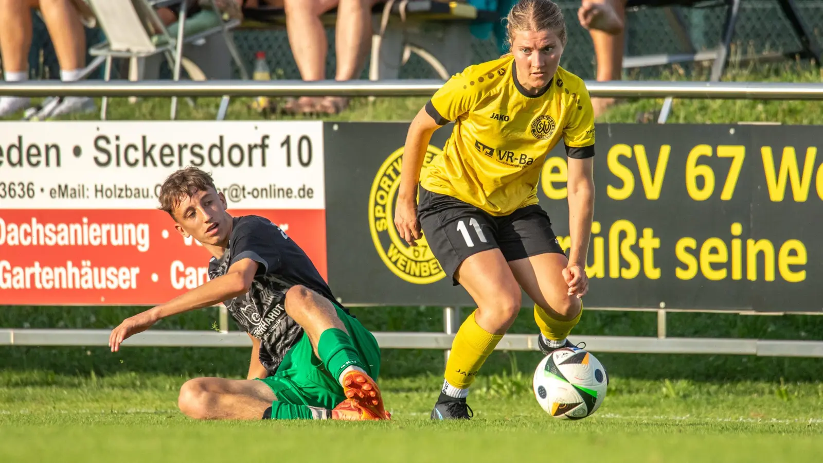 Für den SV Weinberg (rechts Marlene Ganßer, im Testspiel gegen Phillip Gruber von der U17 der SpVgg Ansbach) endet am Sonntag die Vorbereitungsphase auf die neue Saison. In der 1. Runde des DFB-Pokals geht es zum oberbayerischen Bayernligisten FC Forstern. (Foto: Markus Zahn)