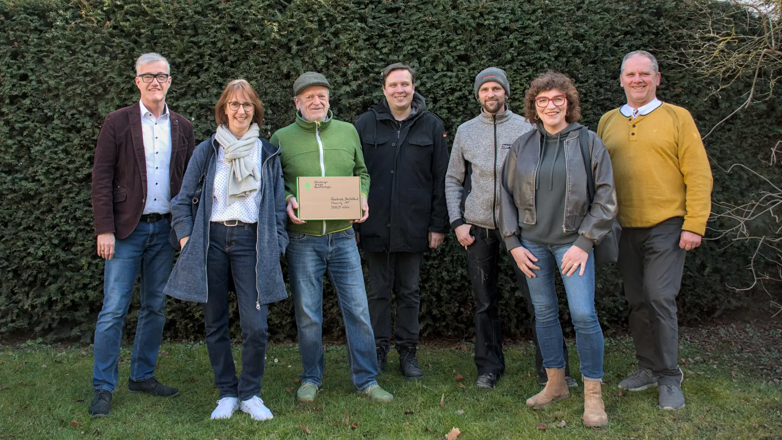 Feuchtwangen bewirbt sich nun offiziell um die Zertifizierung als Fairtrade-Kommune. Über diesen Schritt freuen sich (von links) Bürgermeister Patrick Ruh sowie die Mitglieder der Steuerungsgruppe „Fairtrade-Kommune”, Stadträtin Susanne Friedrich, Stadtrat Wolfgang Hauf, Stadtmarketingleiter Dr. Reinhard Reck, Stadtrat Michael Nowakowitsch, Stadträtin Angela Beck und zweiter Bürgermeister Walter Soldner. (Foto: Stadt Feuchtwangen/Rebecca Weber)