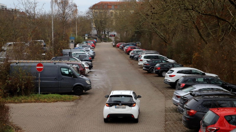So sieht der östliche Teil des Rezatparkplatzes heute aus. Gemäß einem Votum der Ratsmehrheit soll sich dies ändern. (Foto: Oliver Herbst)