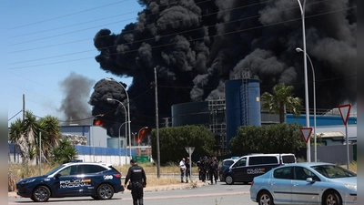 Der Brand brach in einem Industriegebiet südöstlich der Touristenmetropole Sevilla aus. Der Wind dürfte die Rauchwolke jedoch von der Großstadt weg Richtung Osten treiben. (Foto: Rocio Ruz/Europa Press/AP/dpa)