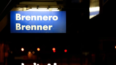 Auf der Bahnstrecke gibt es Verspätungen. (Archivbild) (Foto: Matthias Schrader/AP/dpa)