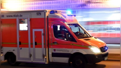 Die vier Verletzten wurden in die umliegenden Krankenhäuser gebracht. (Symbolbild) (Foto: Carsten Rehder/dpa)